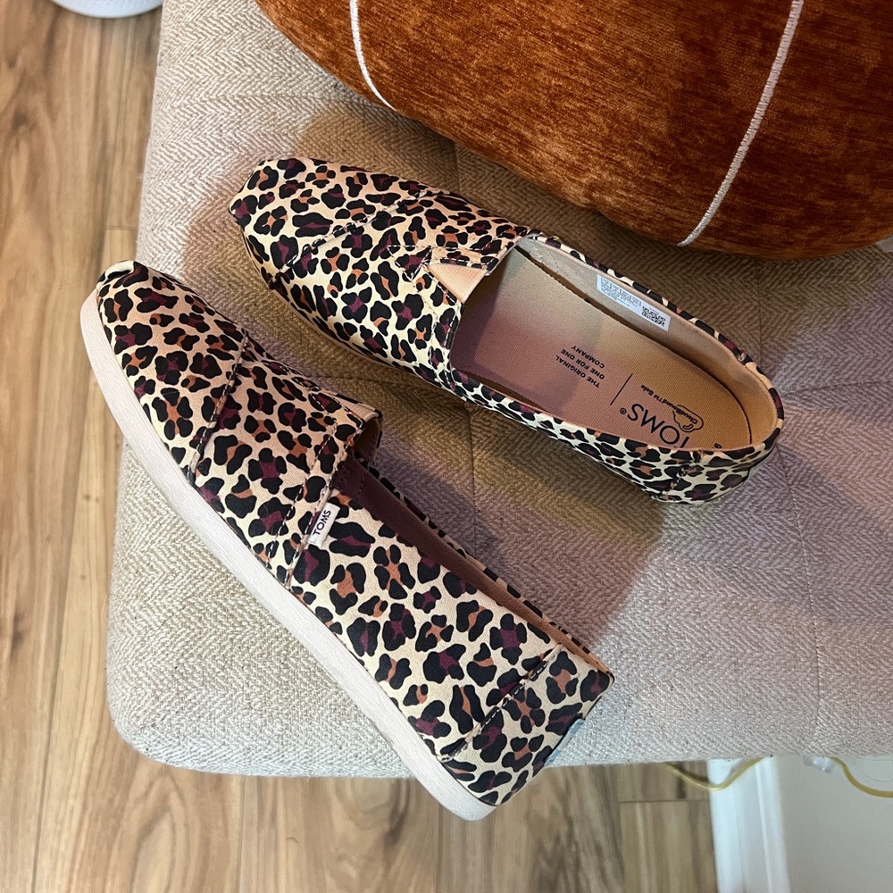 TOMS leopard slip on shoes - Picture 2 of 5